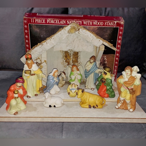 VINTAGE 11PC PORCELAIN NATIVITY SET & REAL WOOD STABLE...